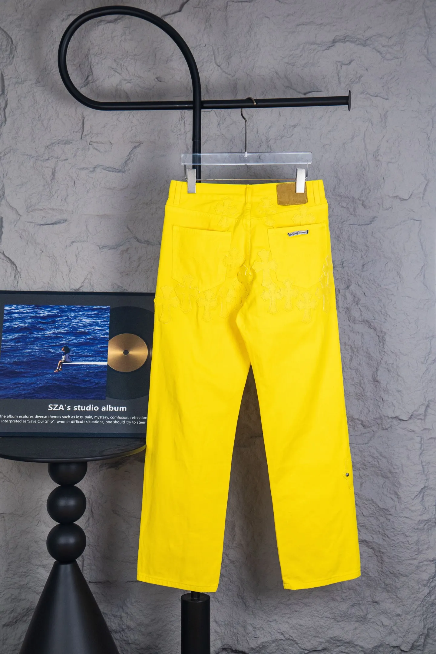 P290 top version CH Chromehearts 2025 new Paris-limited yellow large cross jeans, top ceiling quality, styles with different wash textures, very friendly to people with thin legs and thick legs, straight and loose version very flattering leg shape, timeless moderate length, easy to match with casual, basic styling for various styles, a must-have in the wardrobe! The fabric is stiff but also makes the upper body soft without losing texture. The washing process is even more perfect. It is a must-have item for everyone! ! ! Washed wheat, hang tag, pants label, three complete labels, color: yellow, size: 28, 30, 32, 34